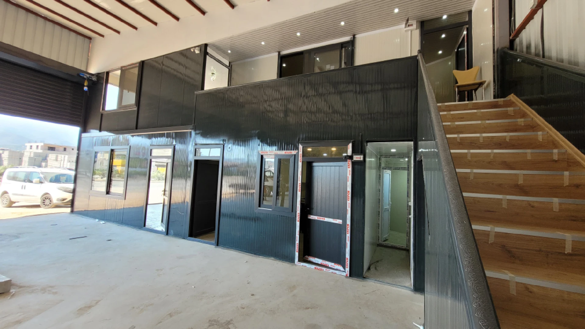 مكتب مسبق الصنع